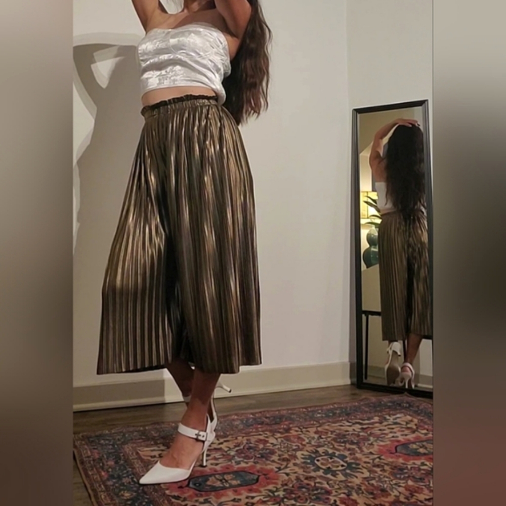 28◼️ METALLIC PLEATED PANTS